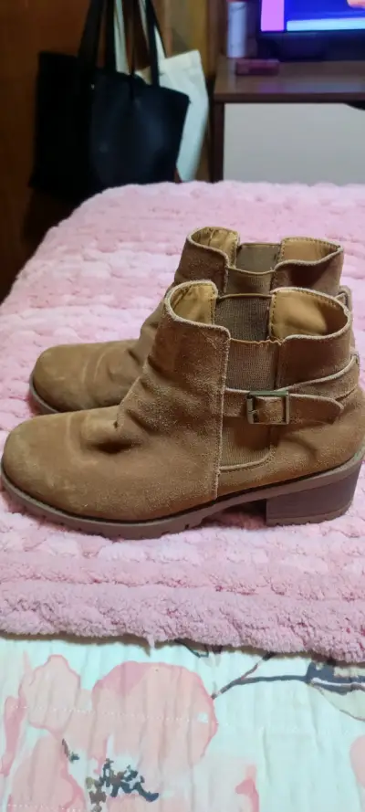 Botines de gamuza marrón con hebilla - miniatura 1