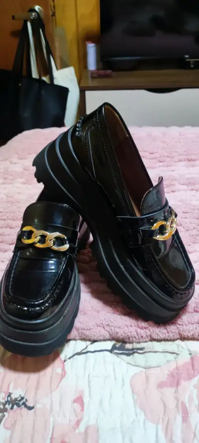 Mocasines negros con cadena dorada para mujer - miniatura 1