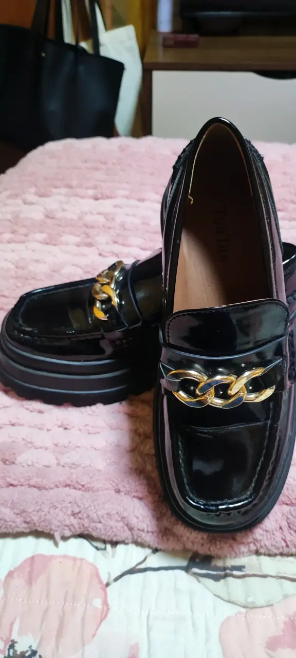 Mocasines negros con cadena dorada para mujer - 2