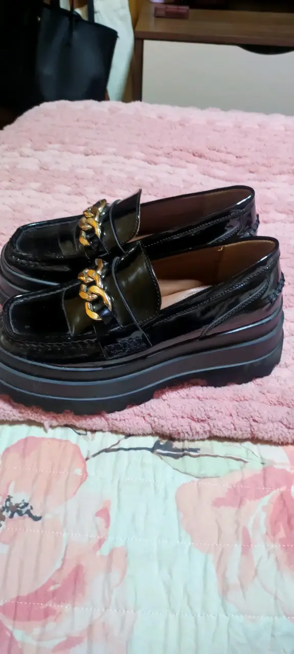 Mocasines negros con cadena dorada para mujer - 3