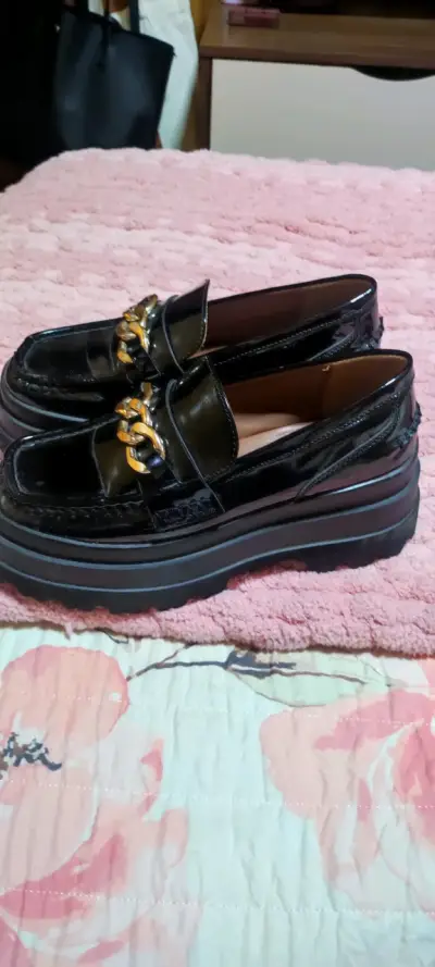 Mocasines negros con cadena dorada para mujer - miniatura 3