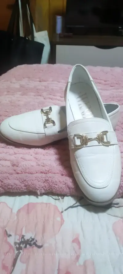 Mocasines blancos con detalle dorado - miniatura 1