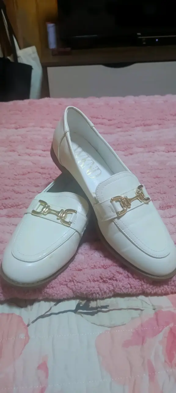 Mocasines blancos con detalle dorado - 2