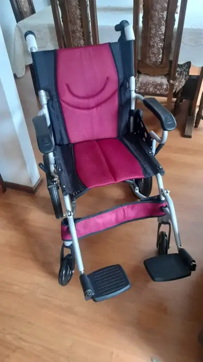 Silla de ruedas plegable ligera - miniatura 1