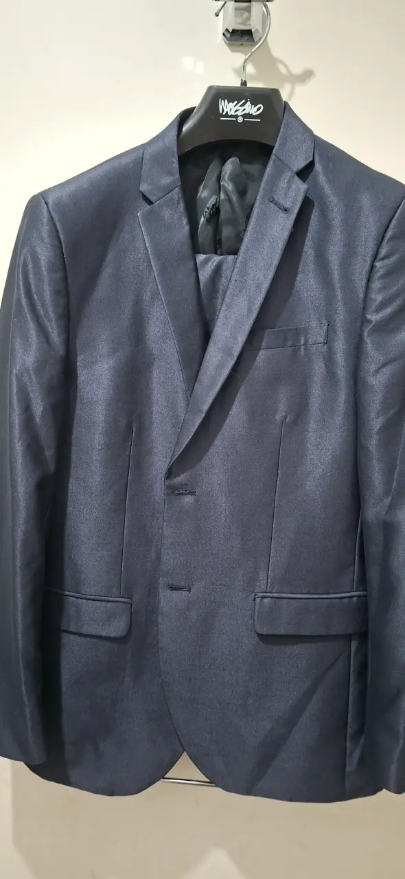 Elegante traje azul marino para hombre - 1