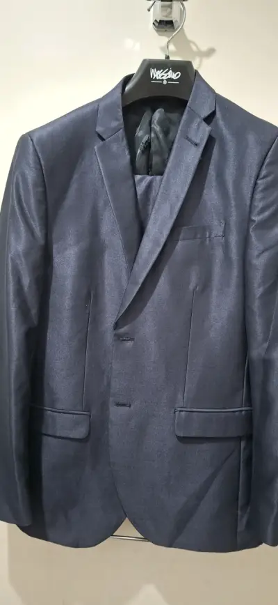 Elegante traje azul marino para hombre - miniatura 1