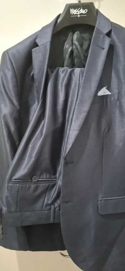 Elegante traje azul marino para hombre - miniatura 2