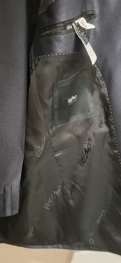 Elegante traje azul marino para hombre - miniatura 3