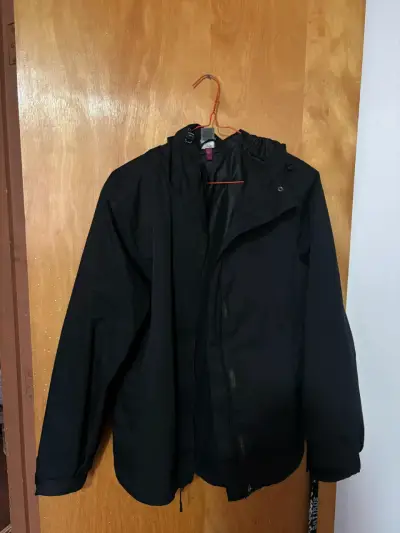 Chaqueta negra impermeable con capucha - miniatura 1