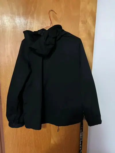 Chaqueta negra impermeable con capucha - miniatura 2