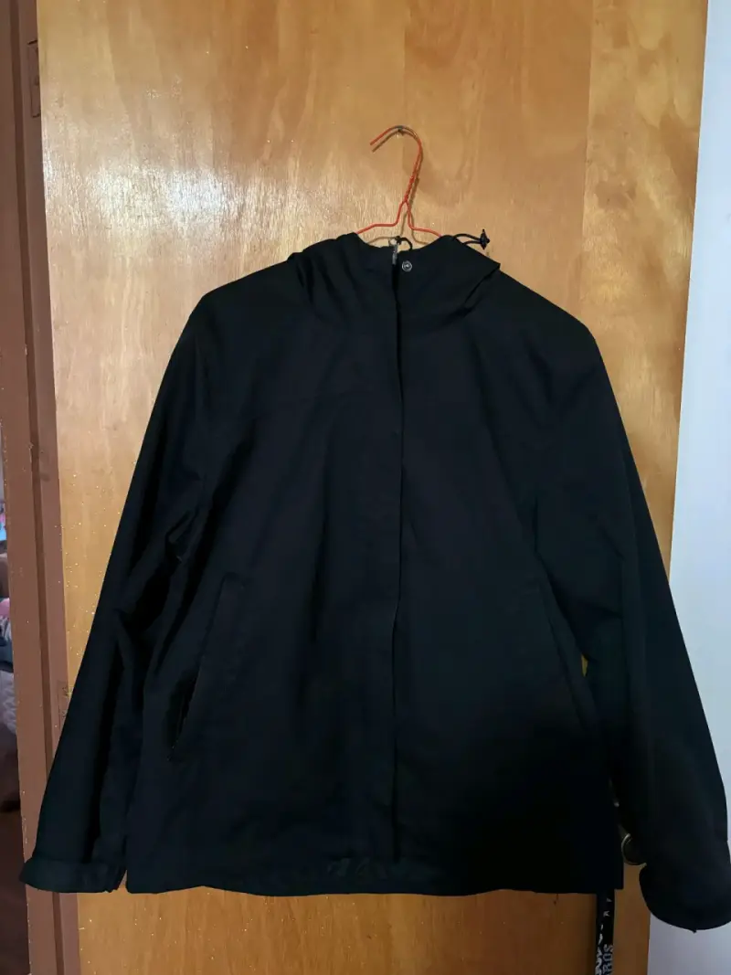 Chaqueta negra impermeable con capucha - 3