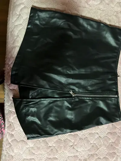 Falda short ecocuero - miniatura 1