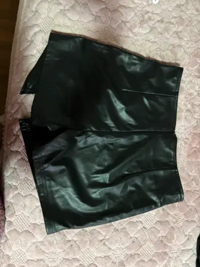 Falda short ecocuero - miniatura 2