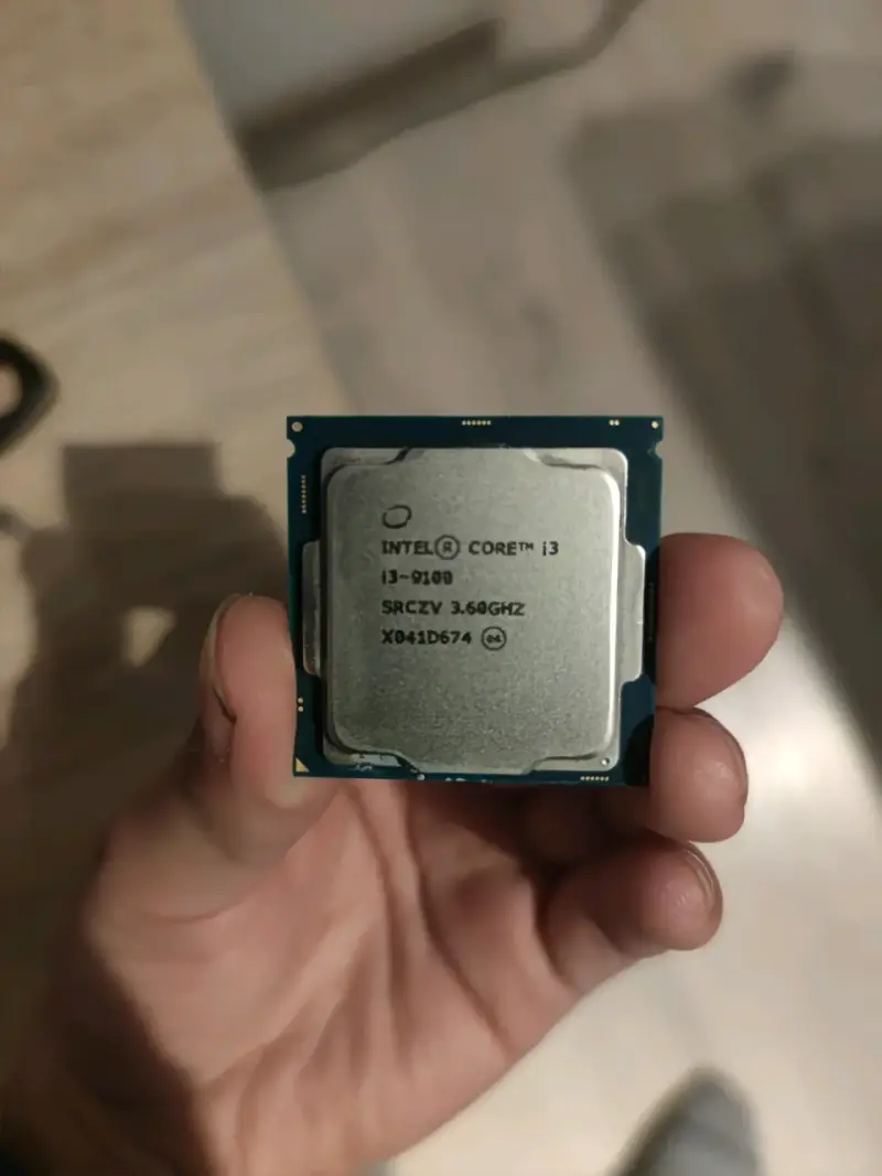 Ventilador y procesador Intel Core i3-9100 3.6GHz - 3
