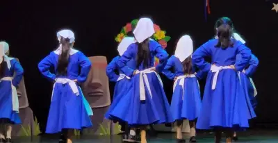 Trajes de Baile Folclórico Infantil Azul y Blanco - miniatura 2