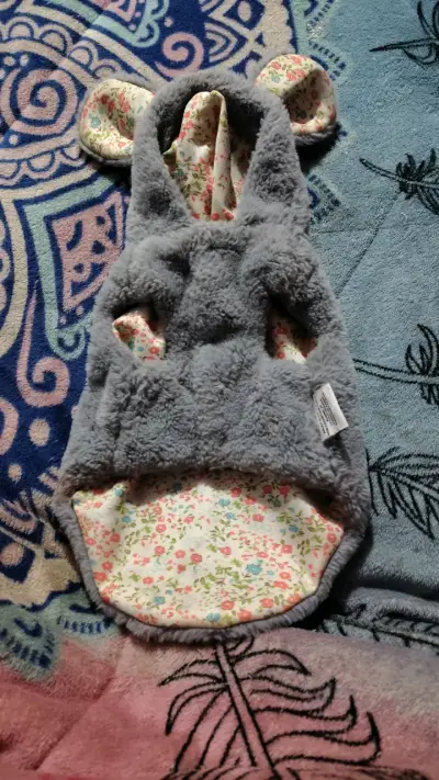 Ropita de conejo para mascota gris con flores - miniatura 1