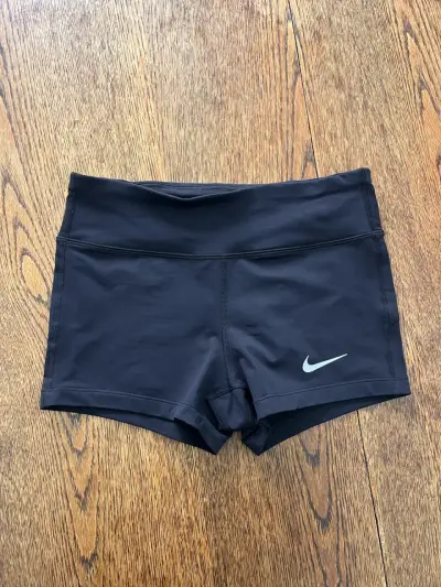 Shorts deportivos negros Nike para mujer - miniatura 1