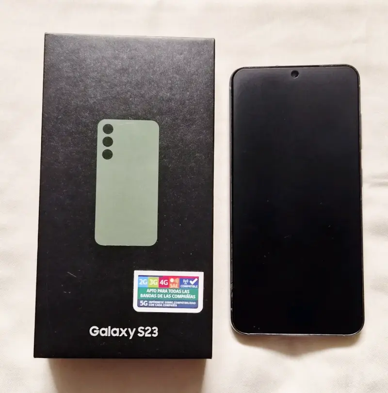 Samsung Galaxy S23 con caja y accesorios - 2