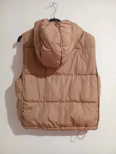 Chaleca Puffer Sin Mangas Café BASEMENT Talla L - miniatura 2
