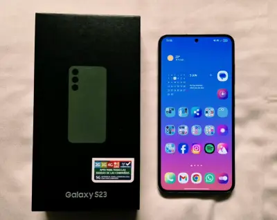 Samsung Galaxy S23 con caja y accesorios - miniatura 4