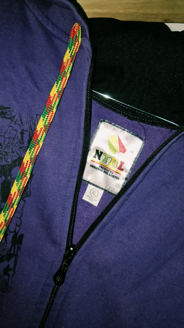 Polerón con capucha NTRL morado estampado XL - 2