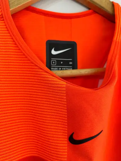 Top deportivo Nike Tech Pack naranja - miniatura 3