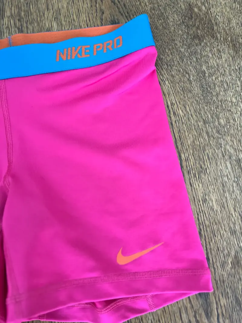 Shorts deportivos Nike Pro rosa para mujer - 3