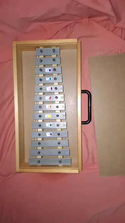 Xilófono de metal con caja de madera - miniatura 1