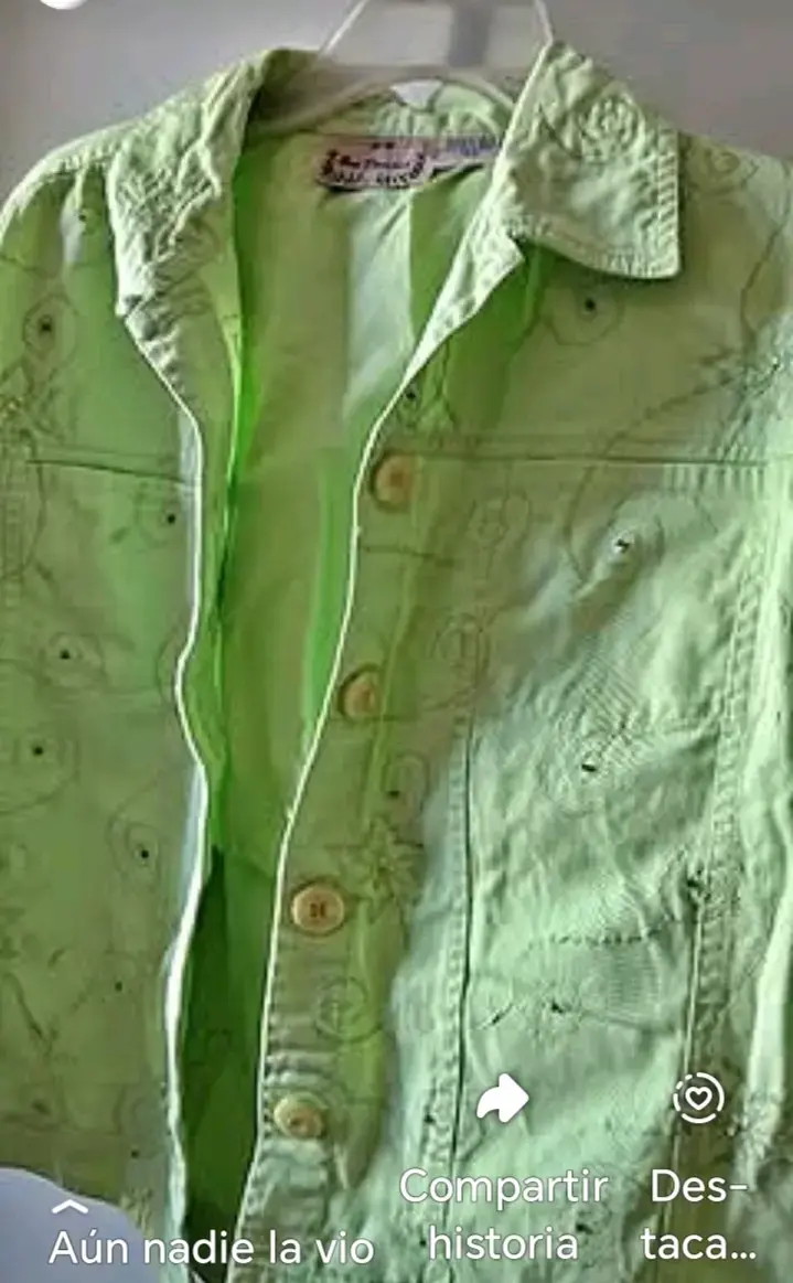 Chaqueta verde claro con diseño floral