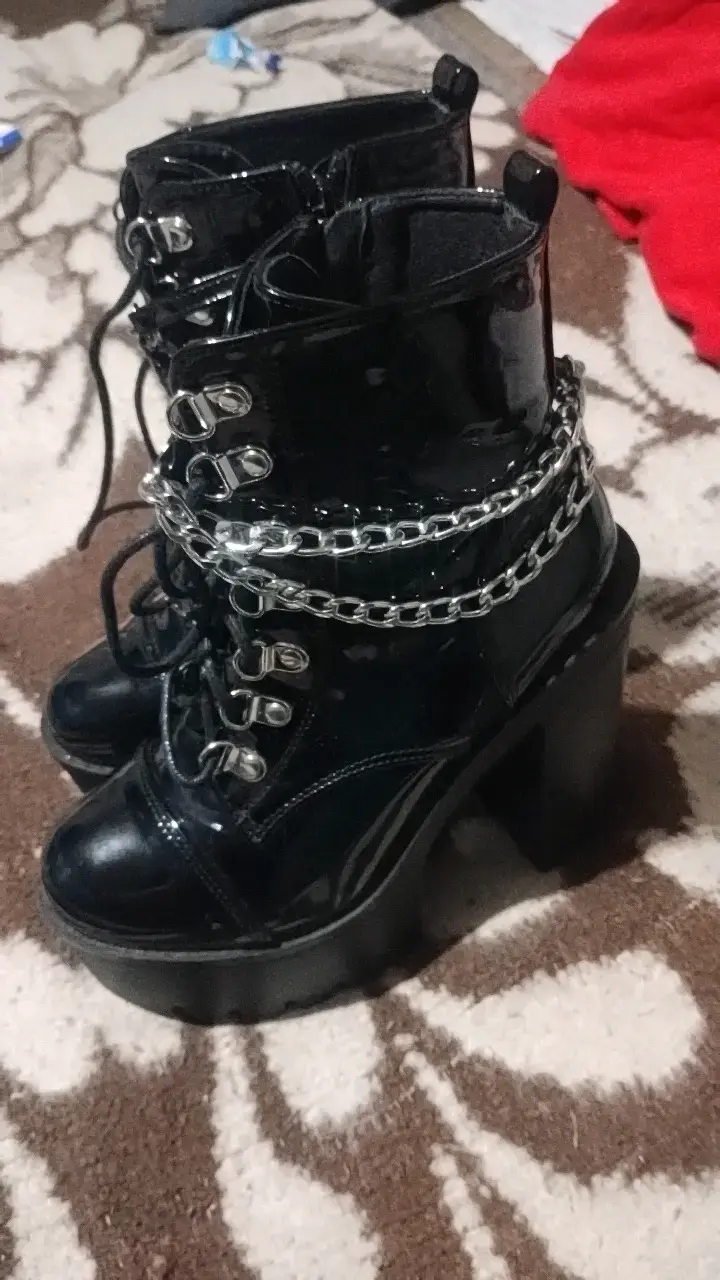 Botines de charol negro con cadenas y plataforma - 1