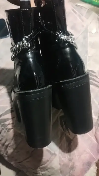 Botines de charol negro con cadenas y plataforma - miniatura 2