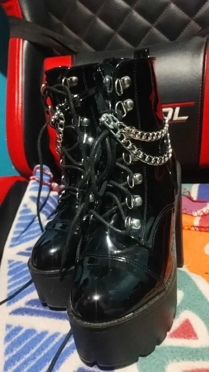 Botines de charol negro con cadenas y plataforma - 3
