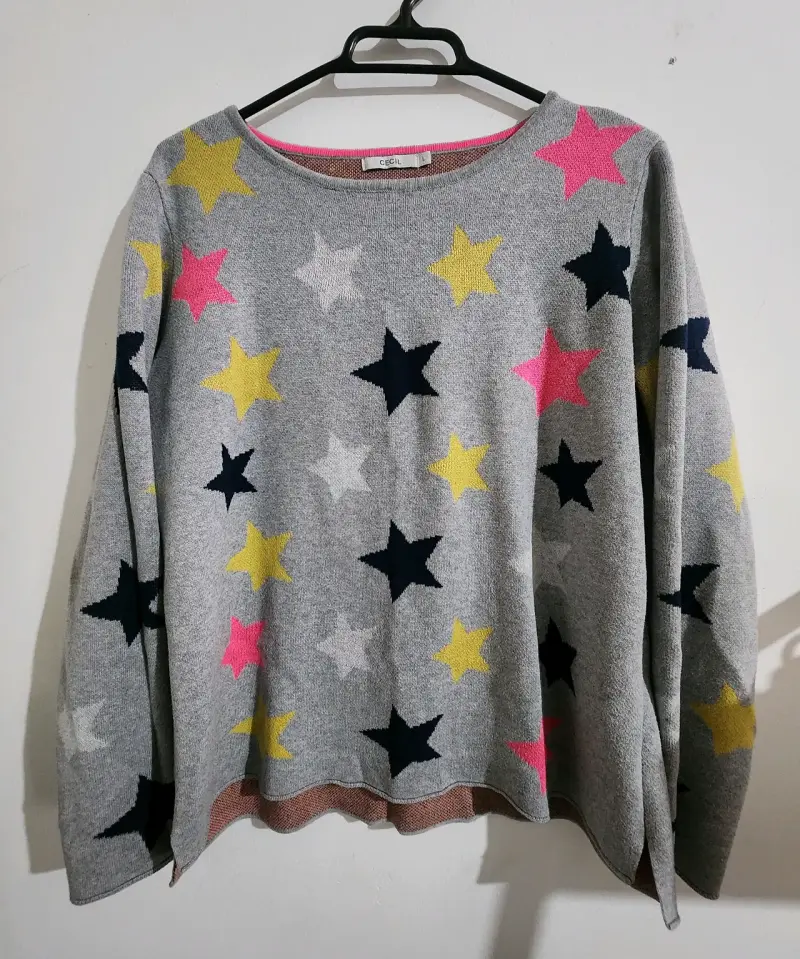 Suéter gris con estrellas de colores CECIL