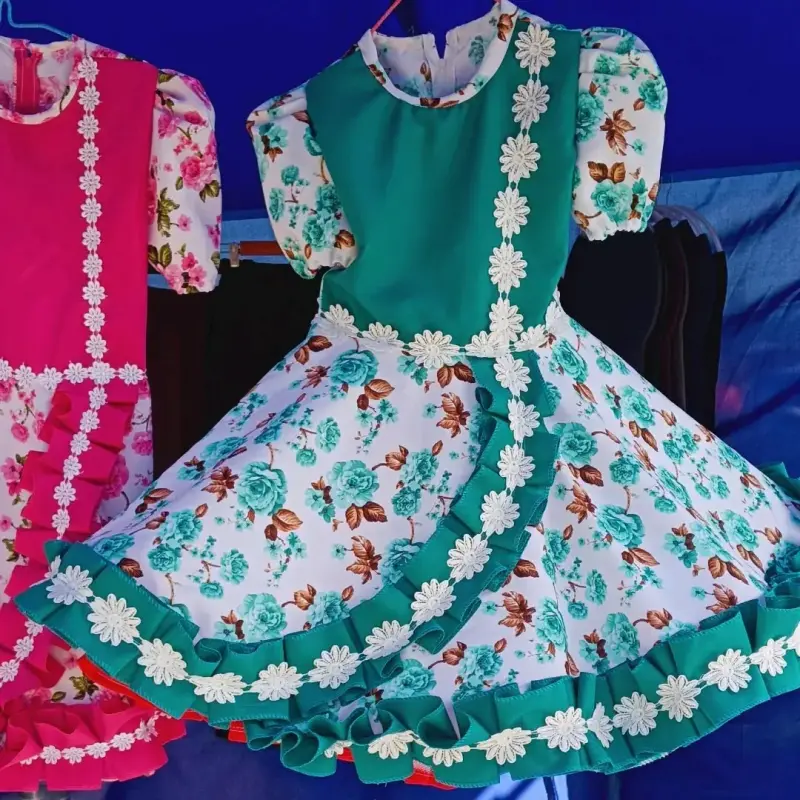 Vestido folclórico infantil con flores