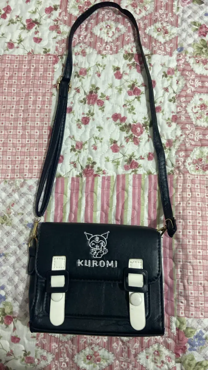 Bolso bandolera negro Kuromi con hebillas - 1