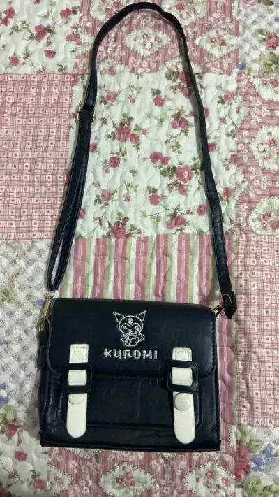 Bolso bandolera negro Kuromi con hebillas - miniatura 1