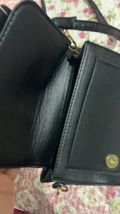 Bolso bandolera negro Kuromi con hebillas - miniatura 2