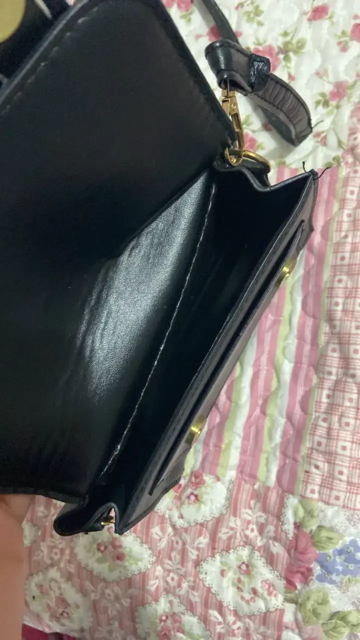 Bolso bandolera negro Kuromi con hebillas - 3