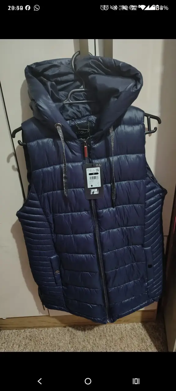 Parka manga corta acolchada azul con capucha