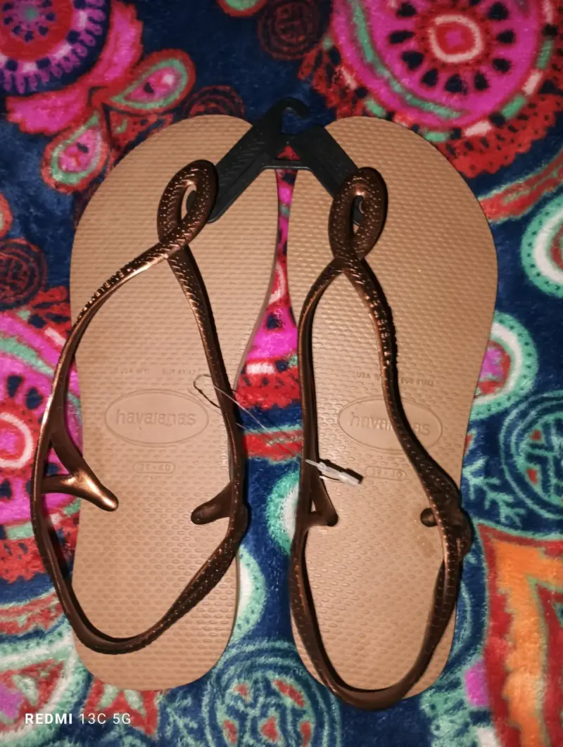 Sandalias Havaianas modelo Luna Rosa Gold.