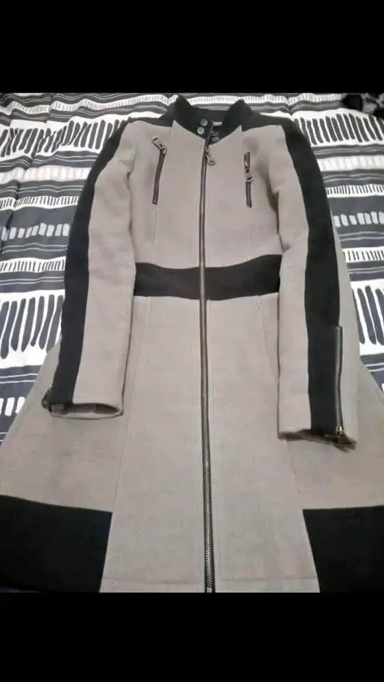 Abrigo de mujer gris y negro con cierre