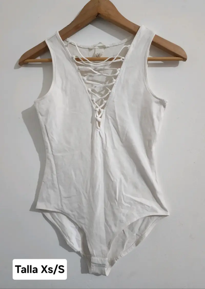 Body blanco con diseño cruzado