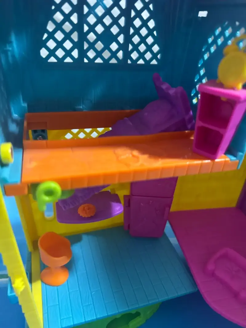 Casa de muñecas Polly Pocket colorida - 4