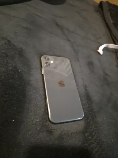iPhone 11 en buen estado color negro - miniatura 2