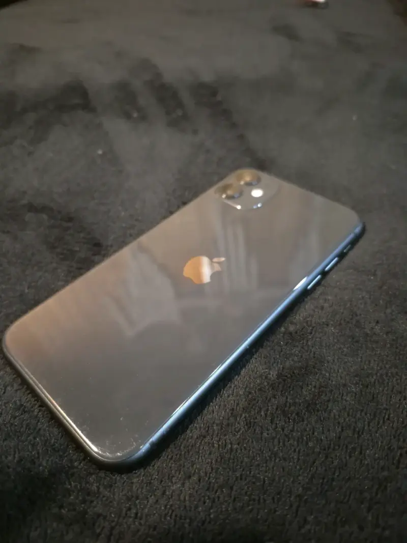 iPhone 11 en buen estado color negro - 3