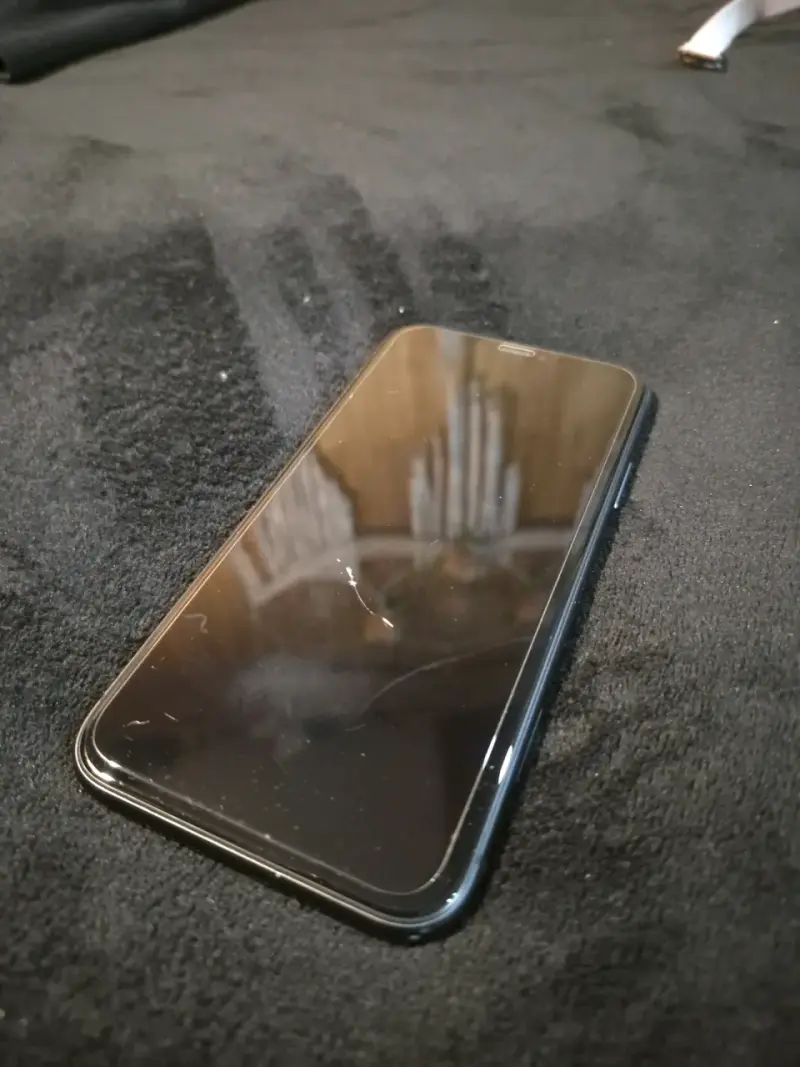 iPhone 11 en buen estado color negro - 4