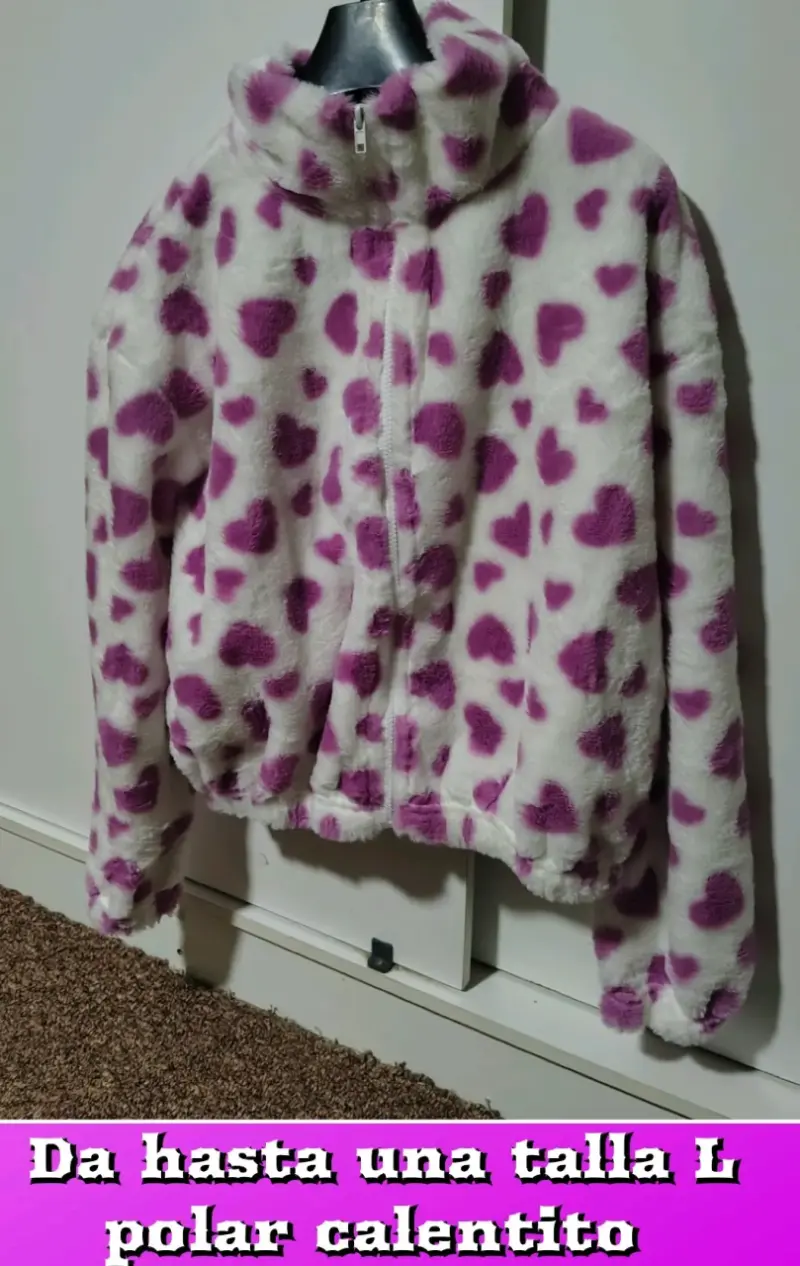 Chaqueta polar con diseño de corazones