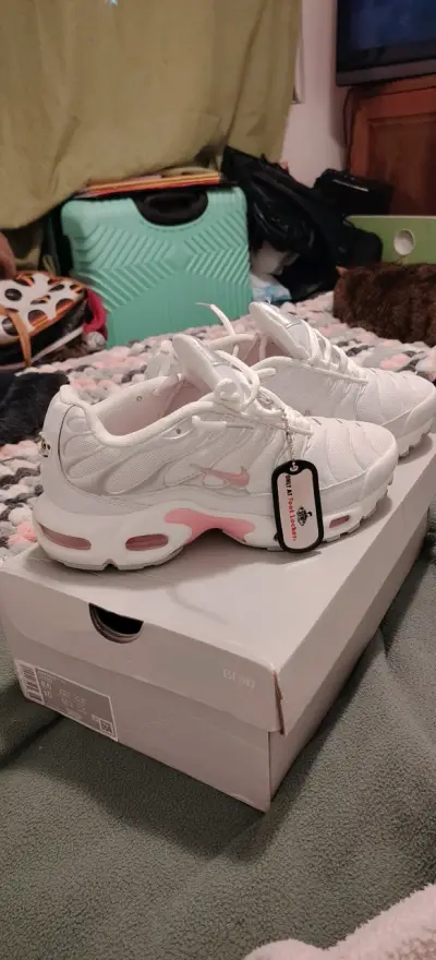 Zapatillas deportivas blancas con detalles rosados - miniatura 1