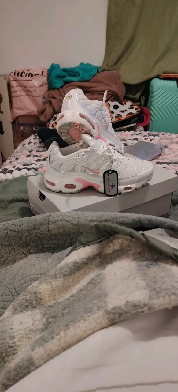 Zapatillas deportivas blancas con detalles rosados - 2