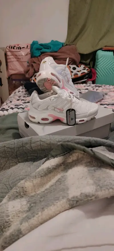Zapatillas deportivas blancas con detalles rosados - miniatura 2